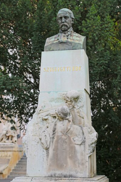 Margó Ede alkotása Szigligeti Edéről. 1912-ben, majd 1945-ben avatták fel a szobrot, mely több helyen is állt a történelem során.