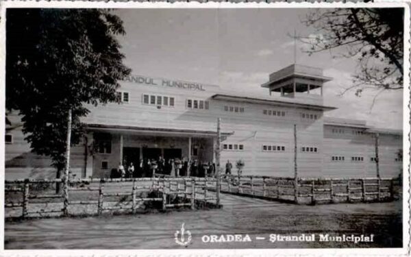 Az 1937-ben épített városi strand bejárati része tiszta faépület volt hosszú évtizedeken át. Itt nevelkedtek az úszó- vízilabdázó generációk