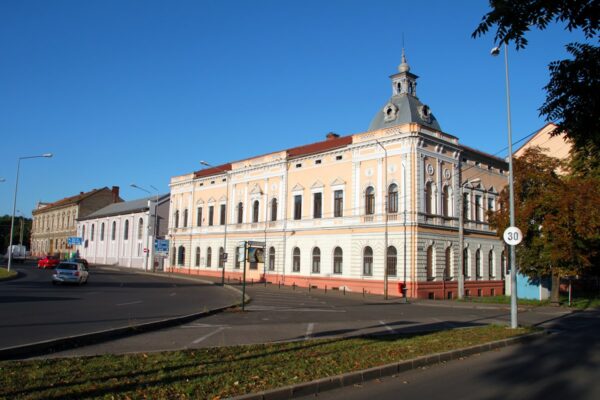 Az 1896-ban épült Főreál Iskola, majd Gojdu Líceum a Baross-híd közelében, a Kolozsvári út kereszteződésénél.