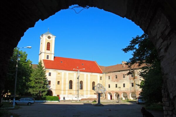 A nyugati várkapuból a római katolikus templom