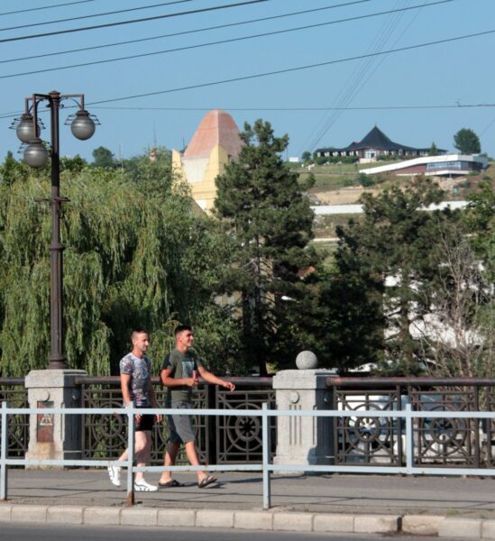 A Körös jobb oldalán emelkedik a Kálvária-domb, egykor kápolna koronázta, ma a (Gomba-) Csuperka Vendéglő emelkedik helyén.