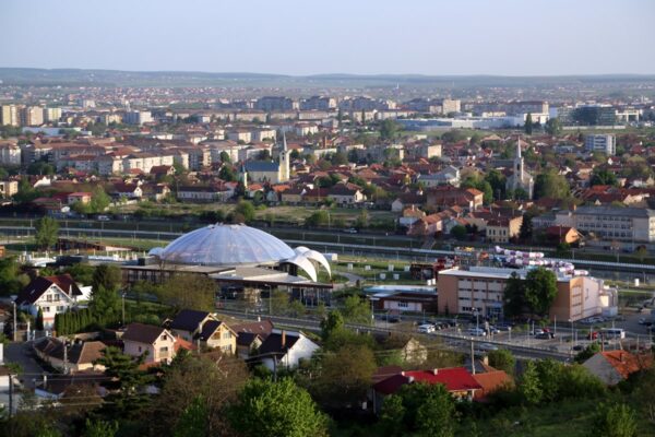 A Kálvária-domb tetejéről kínálkozó panoráma a stranddal és Velence városrésszel