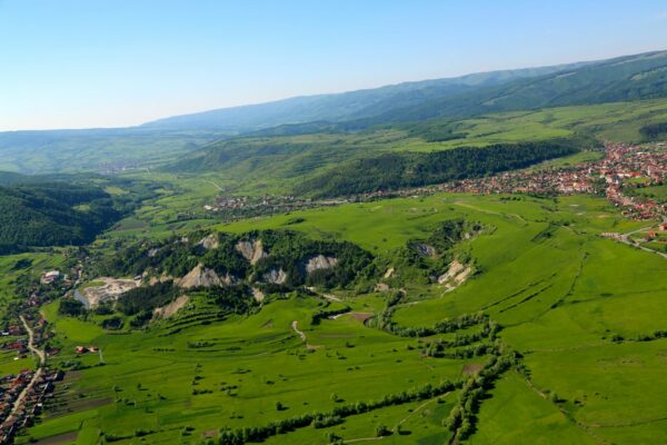 Alsósófalva házai elérik a parajdi sószorost.