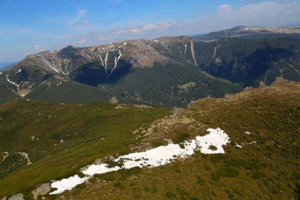 Pietrosz mögött magasodik a 2081 m magas magyar Negoj.