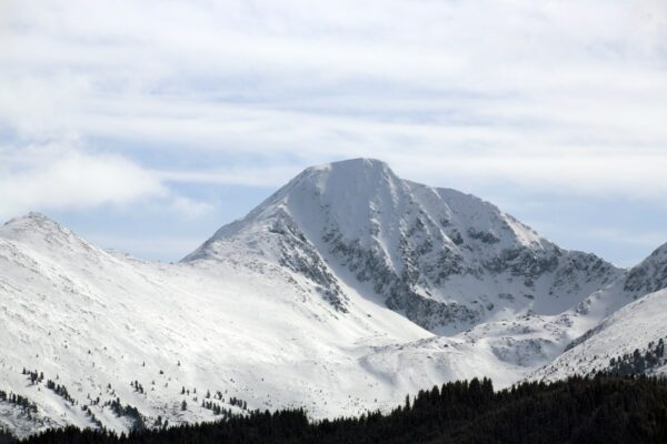 A Retyezát havas csúcsai közül kiemelkedik a Peleaga (2509 m), és uralja az egész alpesi vilagot.