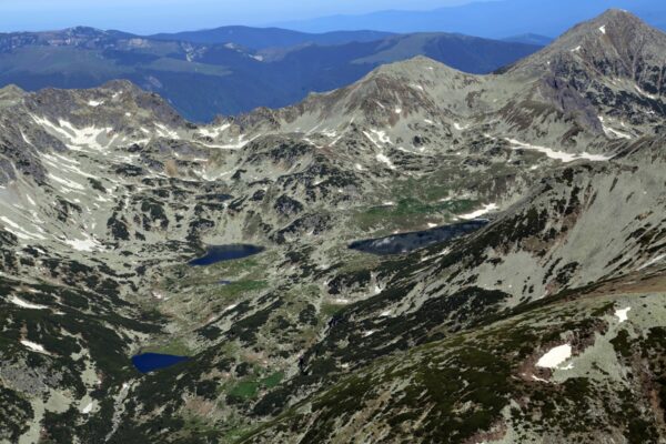 A Bucura-, az Anna- és a Lia-tavak a Peleaga 2509 m magas csúcsa közelében.