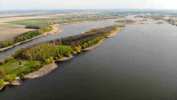 Déli irányban itt ér véget a Kis-Balaton mocsárvilága, a Berek.